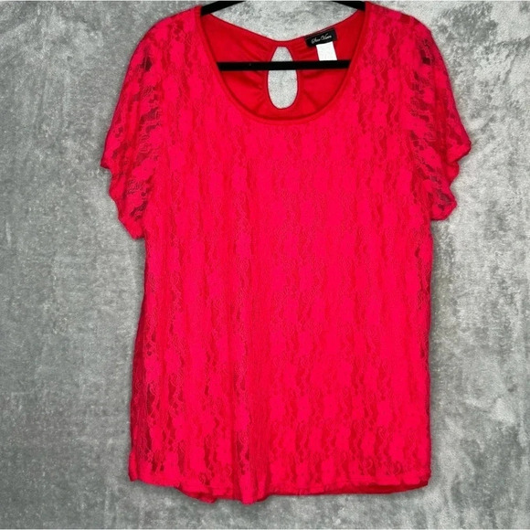 Star Vixen Tops - Star Vixen 2X Short Top Red Floral Short Sleeve Scoop Neck Lace Button‎ Back